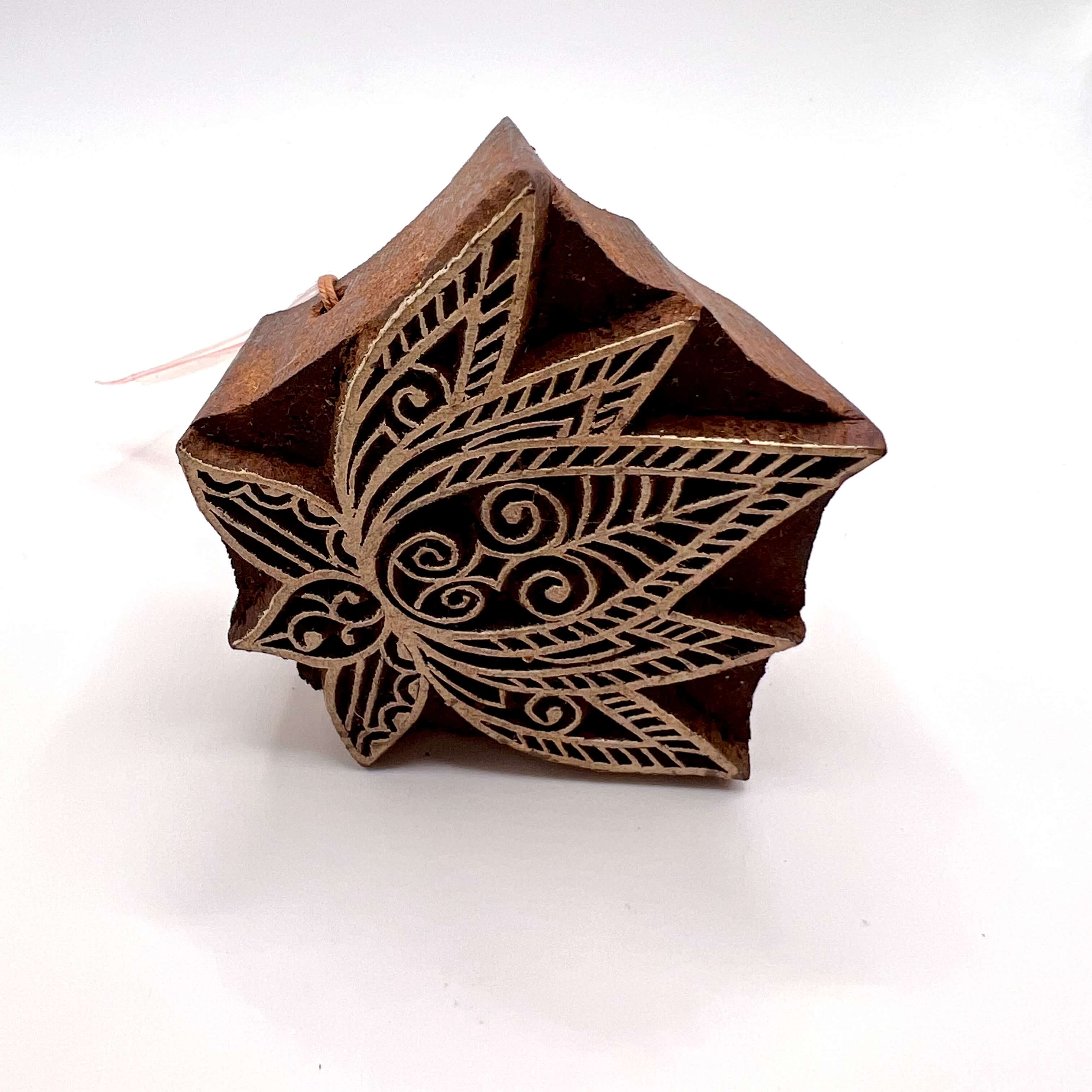 Puuleimasin Intricate Lotus | Block Wallah